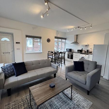 Warner Brothers Apartment Watford  Ngoại thất bức ảnh