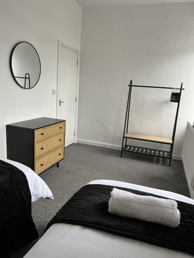 Warner Brothers Apartment Watford  Ngoại thất bức ảnh