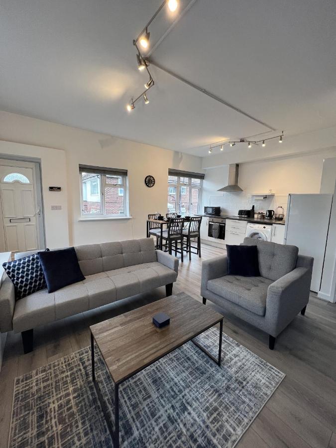 Warner Brothers Apartment Watford  Ngoại thất bức ảnh