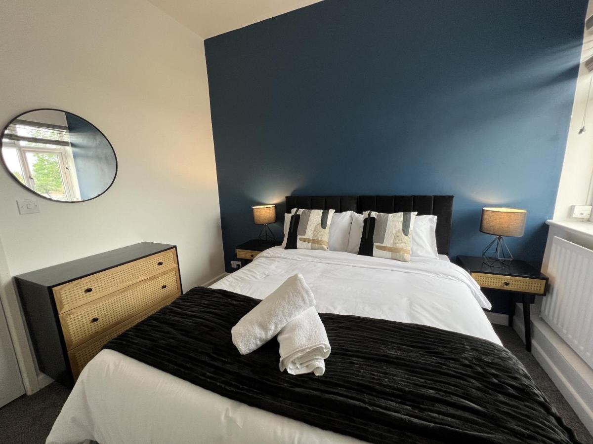 Warner Brothers Apartment Watford  Ngoại thất bức ảnh