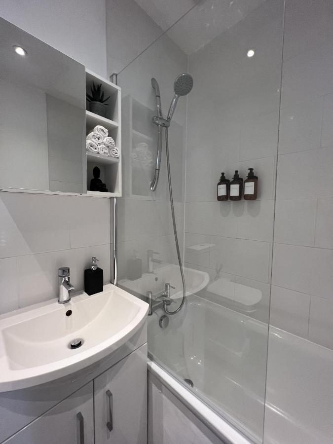 Warner Brothers Apartment Watford  Ngoại thất bức ảnh