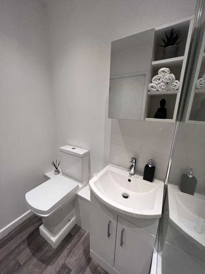 Warner Brothers Apartment Watford  Ngoại thất bức ảnh